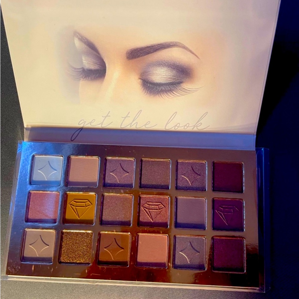 Eyeshadow palette and makeup brushes